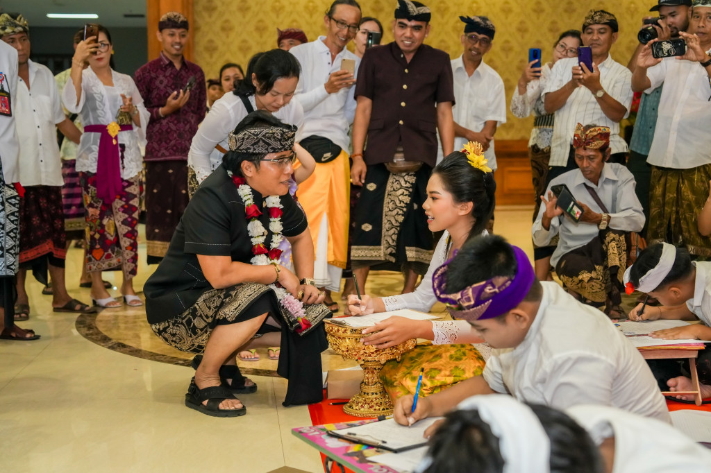 Bupati Giri Prasta Buka Bulan Bahasa Bali VII